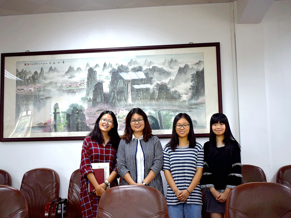 车书记和党建干事合影