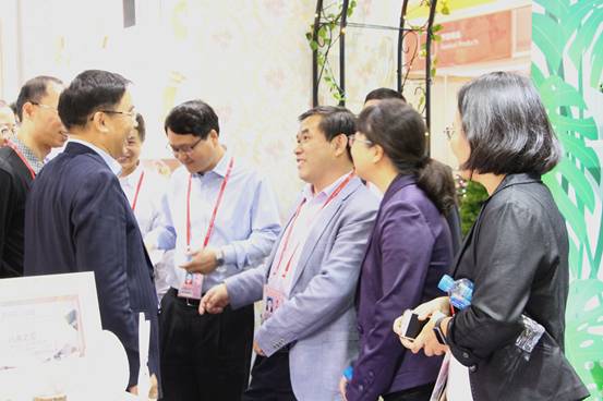 图3 焦方太与员工就校企合作展开交流